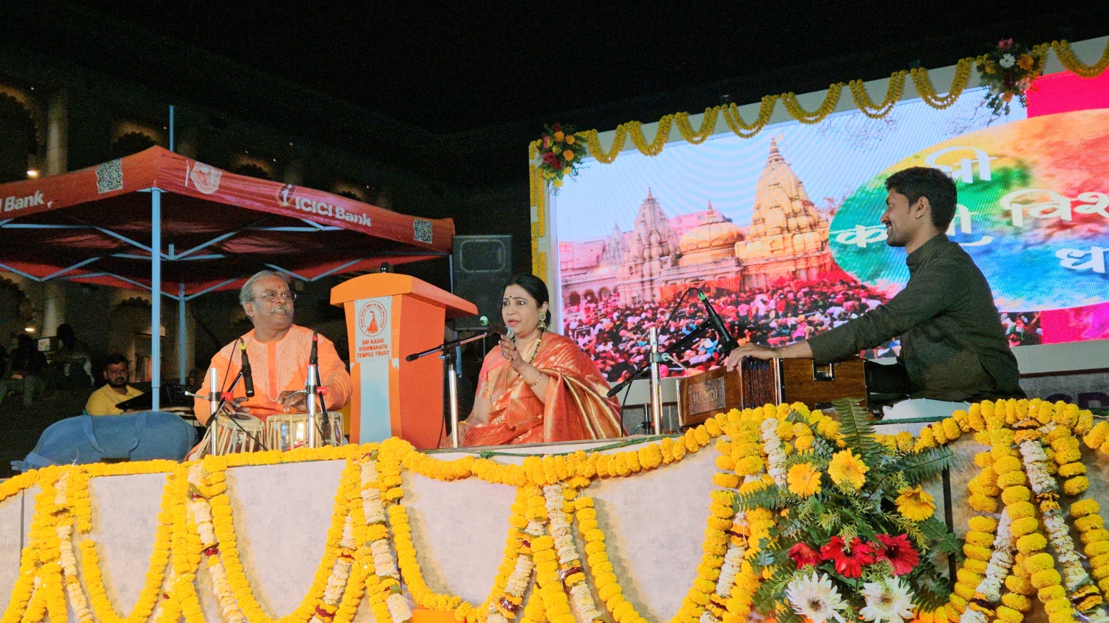 श्री काशी विश्वनाथ धाम में महादेव एवं माता गौरा की चल रजत प्रतिमा श्री काशी विश्वनाथ धाम में महादेव एवं माता गौरा की चल रजत प्रतिमा