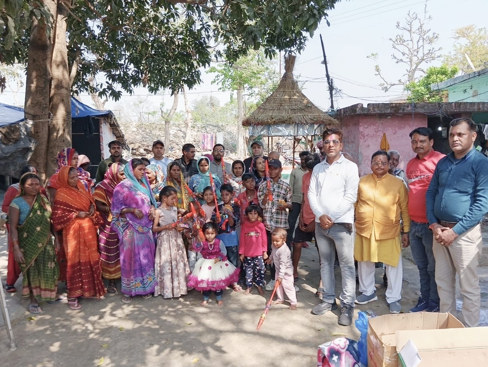 कुष्ठ आश्रम में होली मनाते व्यापारी कुष्ठ आश्रम में होली मनाते व्यापारी