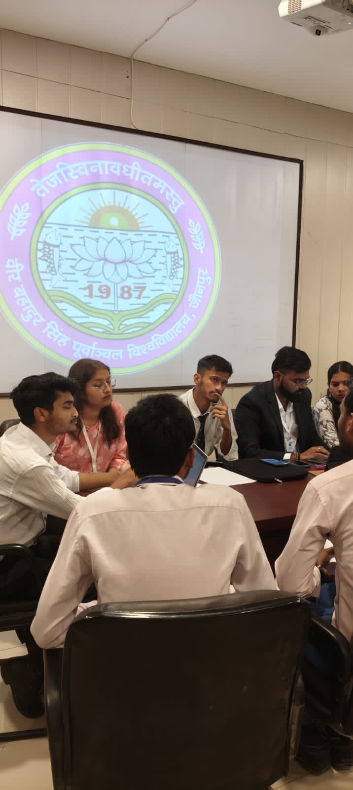 वीबीएसपीयू के छात्रों को कोड इटरनिटी, नोएडा में मिला प्लेसमेंट, छात्रों का प्लेसमेंट के दौरान साक्षात्कार करते कंपनी के लोग