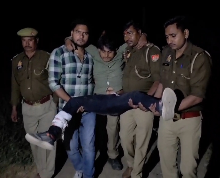 मुठभेड़ में घायल लुटेरा का ले जाती पुलिस मुठभेड़ में घायल लुटेरा का ले जाती पुलिस