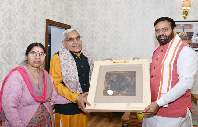 हरियाणा के मुख्यमंत्री नायब सैनी पद्मश्री से सम्मानित साहित्यकार डॉ.संतराम देशवाल काे सम्मानित करते हुए हरियाणा के मुख्यमंत्री नायब सैनी पद्मश्री से सम्मानित साहित्यकार डॉ.संतराम देशवाल काे सम्मानित करते हुए