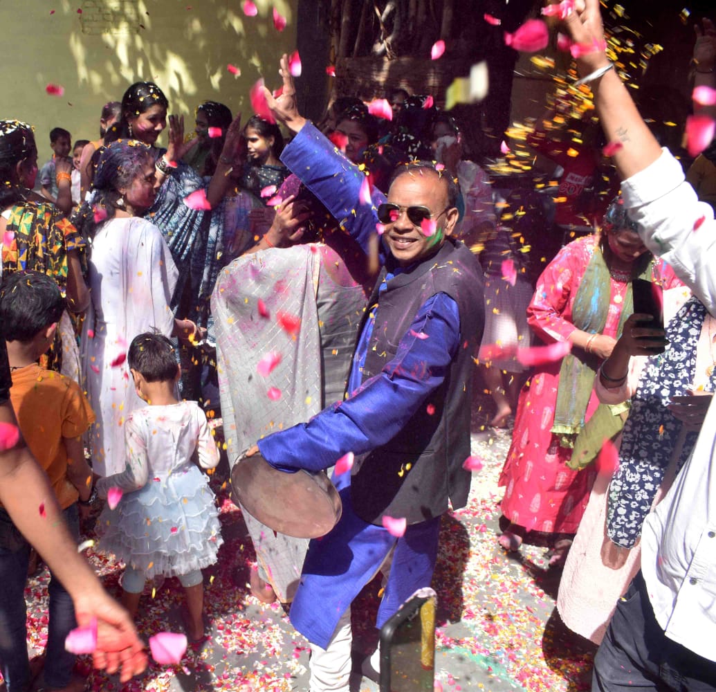 प्रयागराज के कटघर स्थित समयामाई मंदिर में आयोजित होली कार्यक्रम का दृश्य प्रयागराज के कटघर स्थित समयामाई मंदिर में आयोजित होली कार्यक्रम का दृश्य