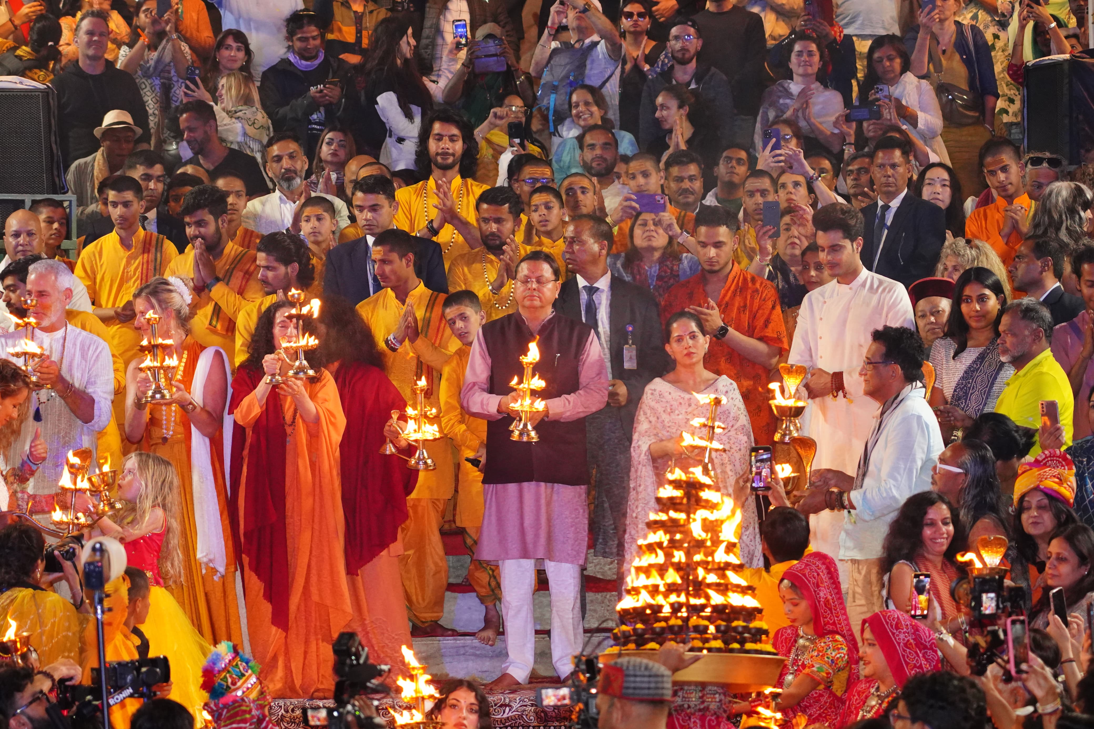 मुख्यमंत्री पुष्कर सिंह धामी परमार्थ निकेतन में गंगा आरती करते। मुख्यमंत्री पुष्कर सिंह धामी परमार्थ निकेतन में गंगा आरती करते।