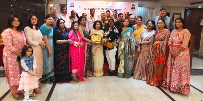 अतिथिगण व सम्मानित महिलाएं अतिथिगण व सम्मानित महिलाएं
