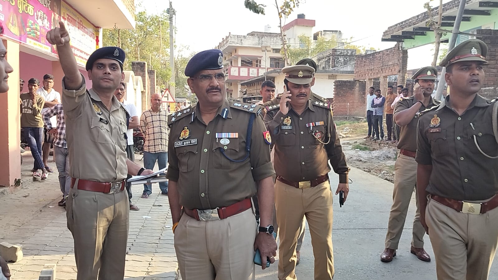 मौके पर पुलिस अफसर