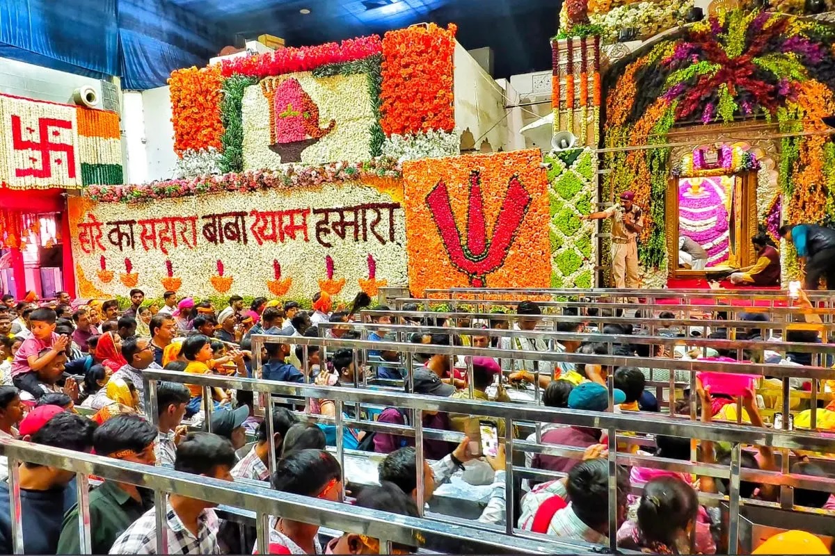 फाल्गुन मेले में खाटूश्याम के दशन के लिए उमड़ी भीड़। फाल्गुन मेले में खाटूश्याम के दशन के लिए उमड़ी भीड़।