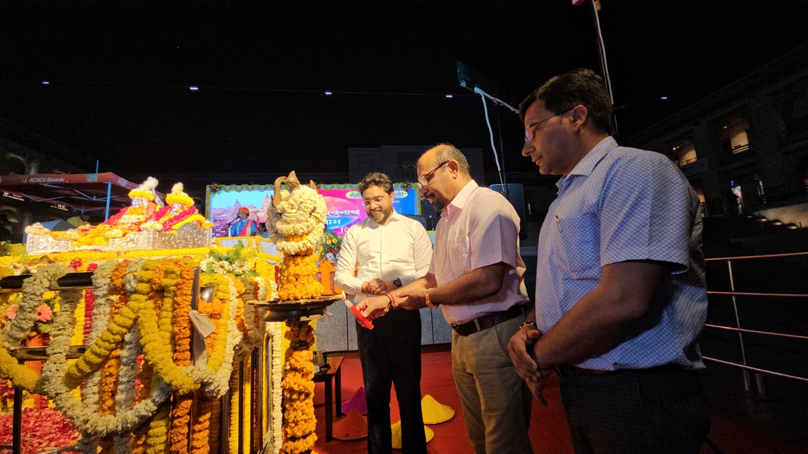 बाबा के दरबार में श्रीलंका के सुप्रीम कोर्ट के न्यायाधीश बाबा के दरबार में श्रीलंका के सुप्रीम कोर्ट के न्यायाधीश