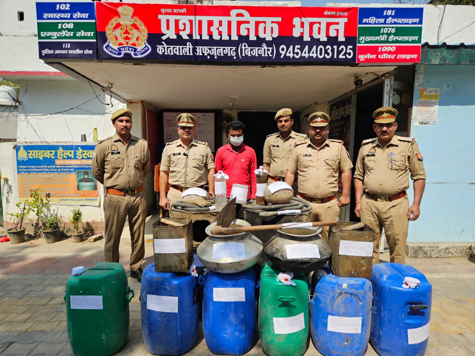 बरामद अवैध शराब व अभियुक्त बरामद अवैध शराब व अभियुक्त