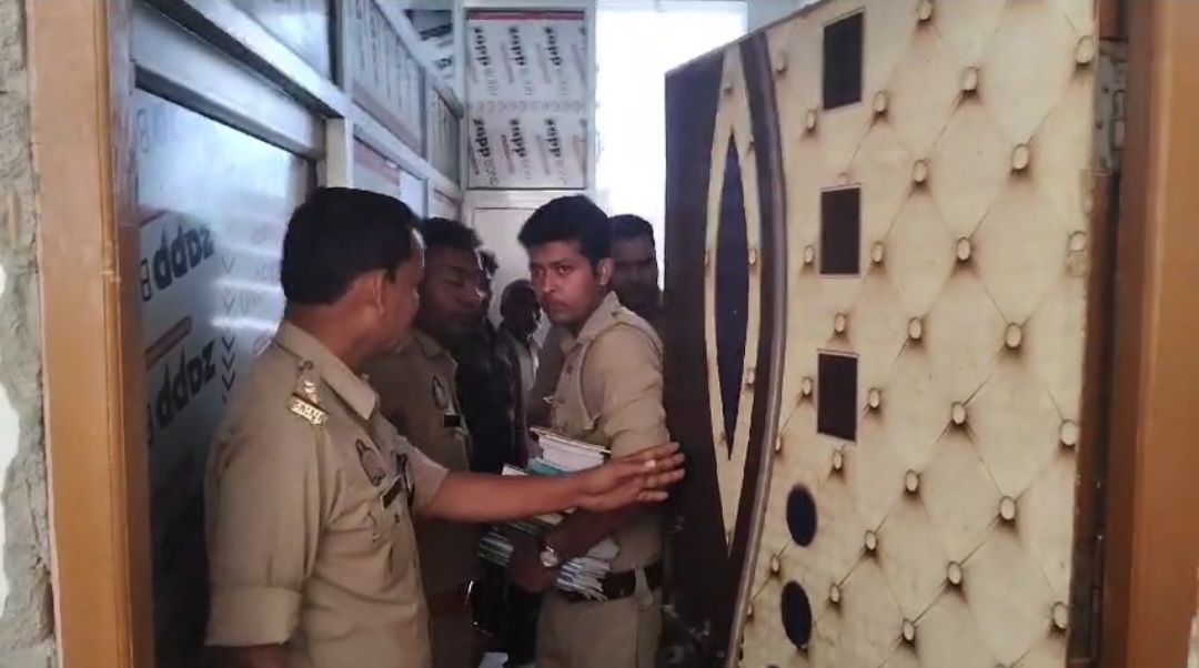 भारी मात्रा में धर्म परिवर्तन की किताबें ले जाती हुई पुलिस
