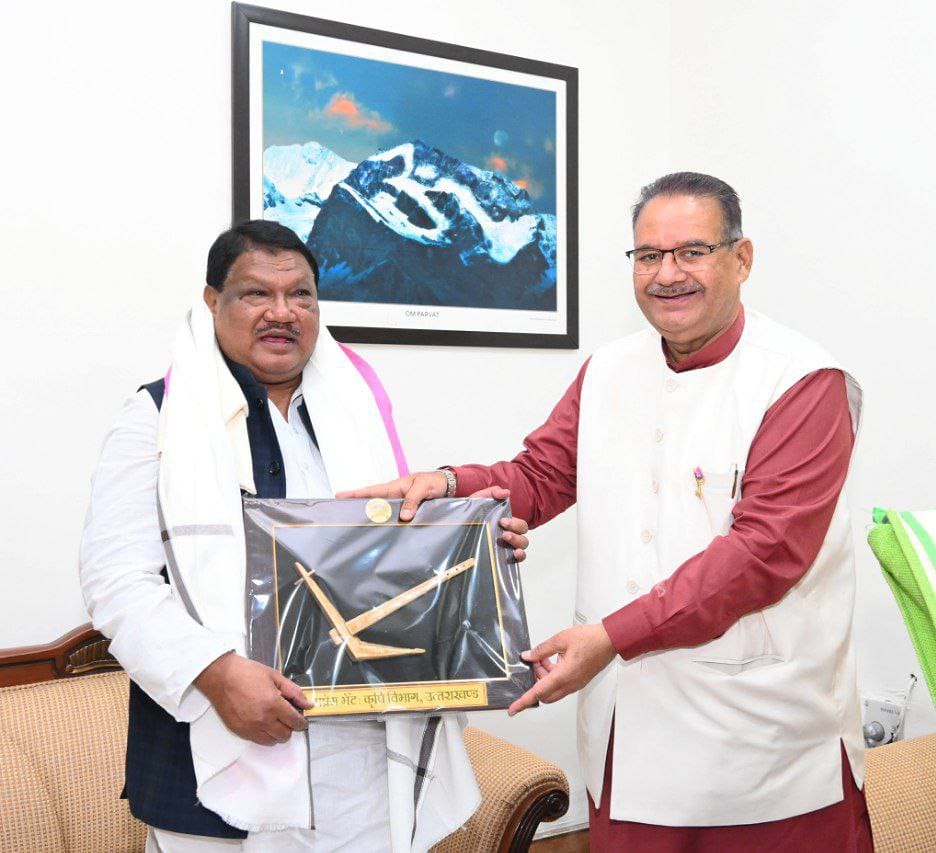 केन्द्रीय जनजातीय कार्य मंत्री जुएल ओराम का उत्तराखण्ड आगमन पर स्वागत एवं अभिनंदन करते कैबिनेट मंत्री गणेश जोशी। केन्द्रीय जनजातीय कार्य मंत्री जुएल ओराम का उत्तराखण्ड आगमन पर स्वागत एवं अभिनंदन करते कैबिनेट मंत्री गणेश जोशी।