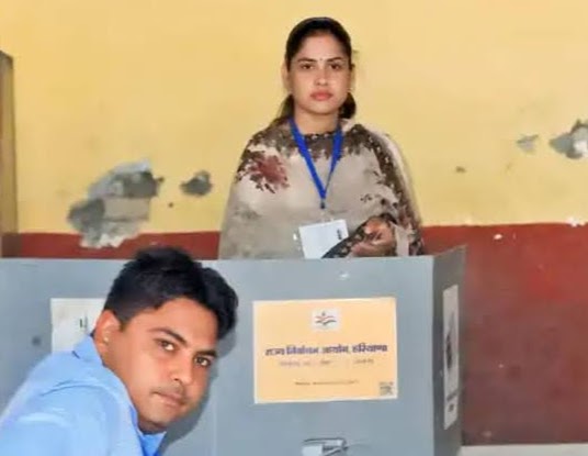 भाजपा मेयर प्रत्याशी कोमल सैनी वोट डालने से पूर्व बूथ पर भाजपा मेयर प्रत्याशी कोमल सैनी वोट डालने से पूर्व बूथ पर