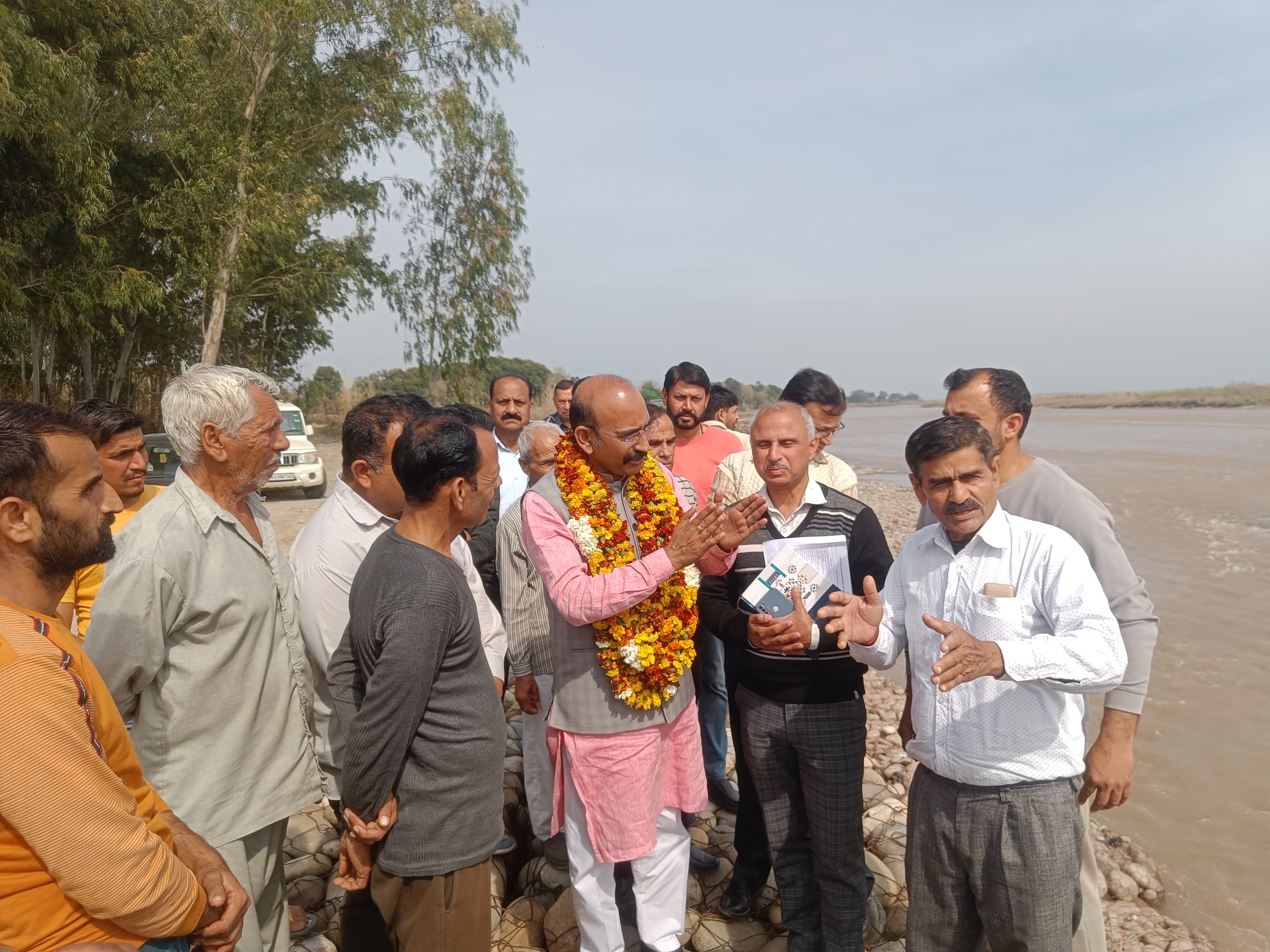 विधायक ने बाढ़ नियंत्रण एवं सिंचाई कार्यों का किया निरीक्षण, गुणवत्ता का खास ख्याल रखने के दिए निर्देश विधायक ने बाढ़ नियंत्रण एवं सिंचाई कार्यों का किया निरीक्षण, गुणवत्ता का खास ख्याल रखने के दिए निर्देश