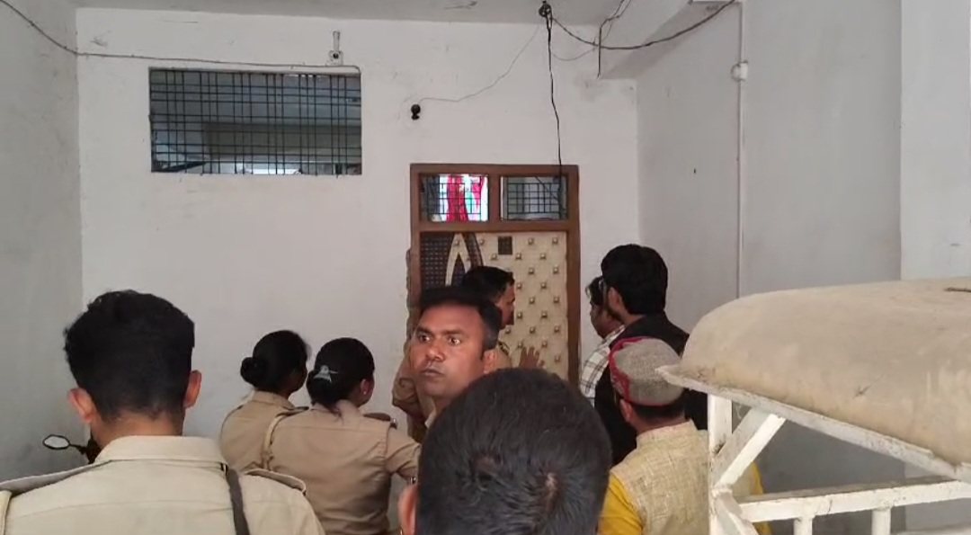 मकान खुलवाती पुलिस मकान खुलवाती पुलिस