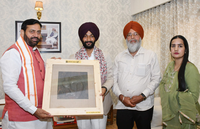 हरियाणा के मुख्यमंत्री नायब सैनी पद्मश्री से सम्मानित  पैरालंपिक स्वर्ण पदक विजेता हरविंदर काे सम्मानित करते हुए