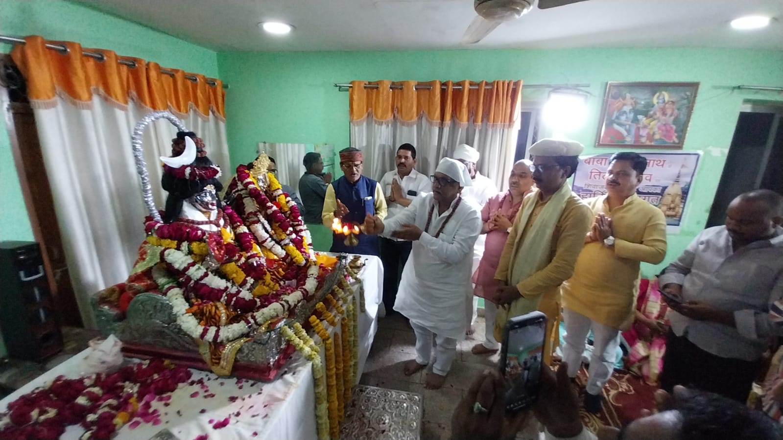 महादेव की प्रतिमा का आरती उतारते प्रदेश कांग्रेस अध्यक्ष महादेव की प्रतिमा का आरती उतारते प्रदेश कांग्रेस अध्यक्ष