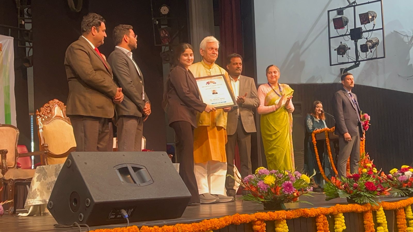 युवा कवियित्री प्रभलीन कौर को उपराज्यपाल ने उत्कृष्ट कविता के लिए सम्मानित किया युवा कवियित्री प्रभलीन कौर को उपराज्यपाल ने उत्कृष्ट कविता के लिए सम्मानित किया