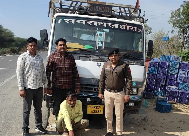 पुलिस द्वारा पकड़ा गया शराब तस्कर। पुलिस द्वारा पकड़ा गया शराब तस्कर।