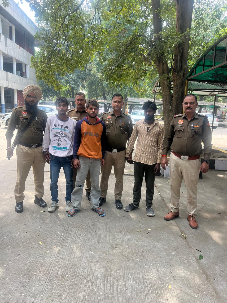 पुलिस की गिरफ्त में तीनों आरोपी पुलिस की गिरफ्त में तीनों आरोपी