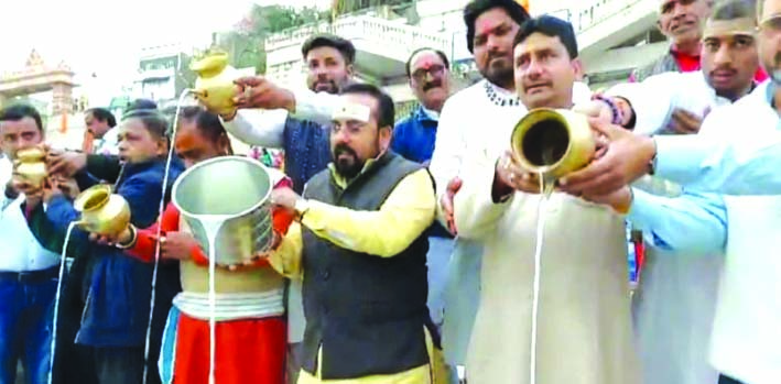 मां गंगा का दुग्धाभिषेक करते हुए मां गंगा का दुग्धाभिषेक करते हुए
