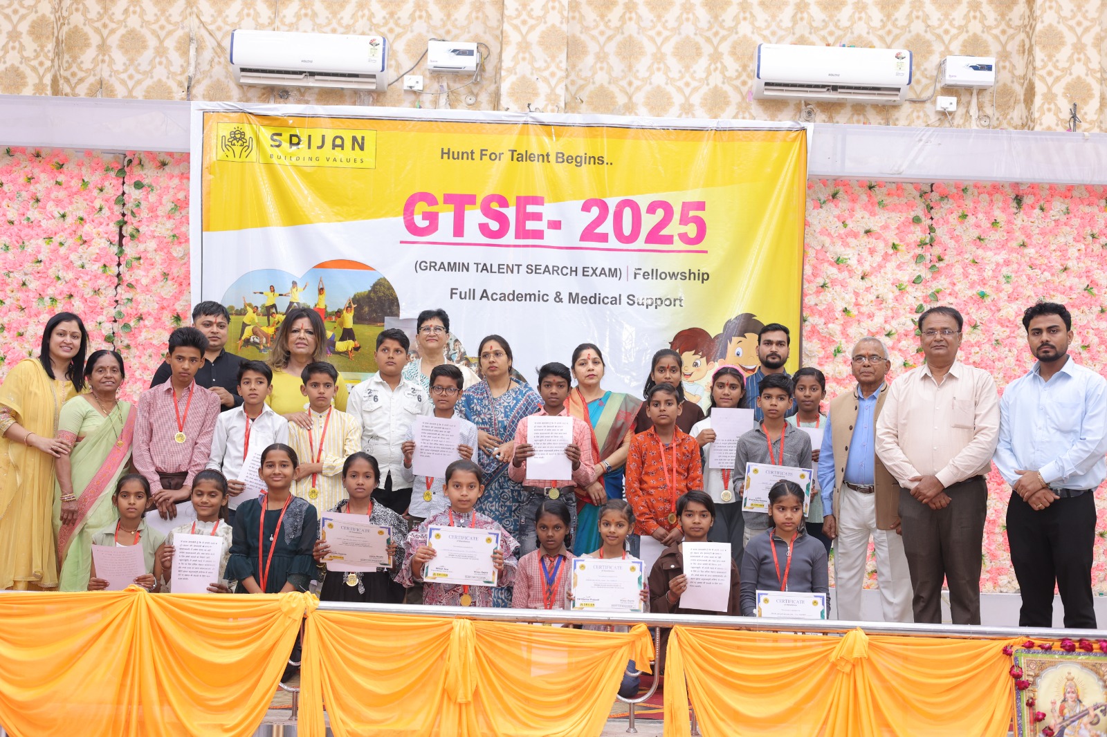 सृजन एक सोच संस्था ने 23 बच्चों को लिया गोद सृजन एक सोच संस्था ने 23 बच्चों को लिया गोद