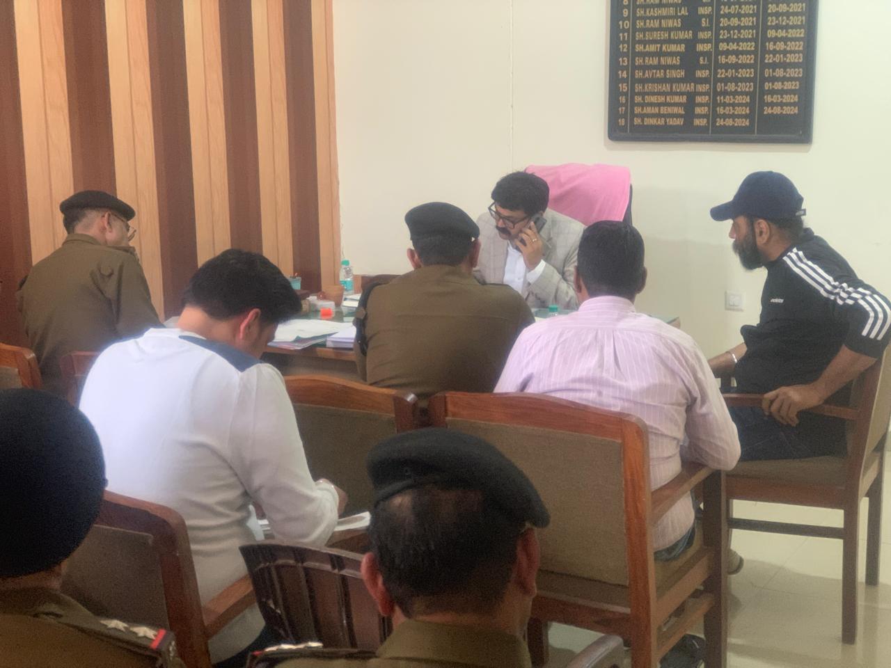 पुलिस अधिकारियों की बैठक लेते एसपी विक्रांत भूषण। पुलिस अधिकारियों की बैठक लेते एसपी विक्रांत भूषण।