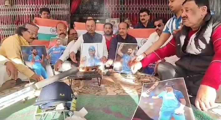 कानपुर में चैंपियंस ट्रॉफी 2025 में भारत की जीत के लिए हवन करते खेल प्रेमी (फोटो) कानपुर में चैंपियंस ट्रॉफी 2025 में भारत की जीत के लिए हवन करते खेल प्रेमी (फोटो)