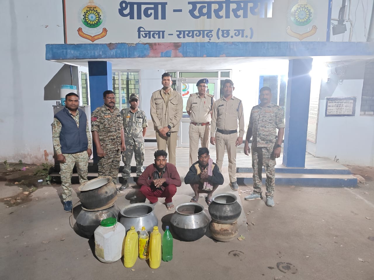 पुलिस के गिरफ्त में आरोपी पुलिस के गिरफ्त में आरोपी