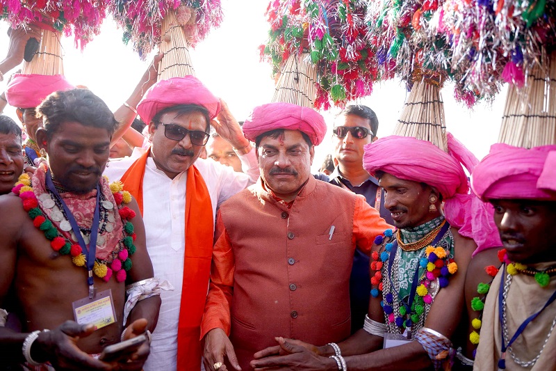 पानसेमल के पारंपरिक लोक उत्सव भगोरिया हाट में शामिल हुए मुख्यमंत्री डॉ. यादव पानसेमल के पारंपरिक लोक उत्सव भगोरिया हाट में शामिल हुए मुख्यमंत्री डॉ. यादव