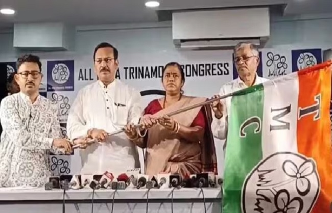 तृणमूल कांग्रेस का झंडा थामते हुए तापसी मंडल