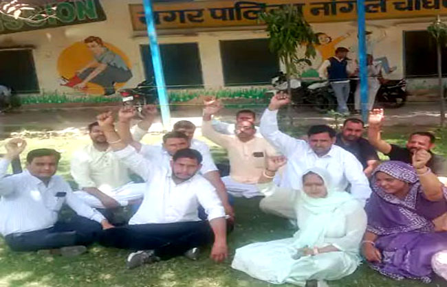 धरने पर बैठे पार्षद। धरने पर बैठे पार्षद।