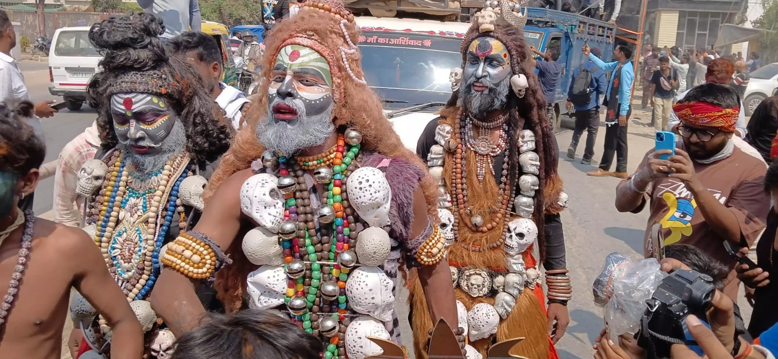 मसाने की होली में देवताओं का स्वाग रचाए कलाकार