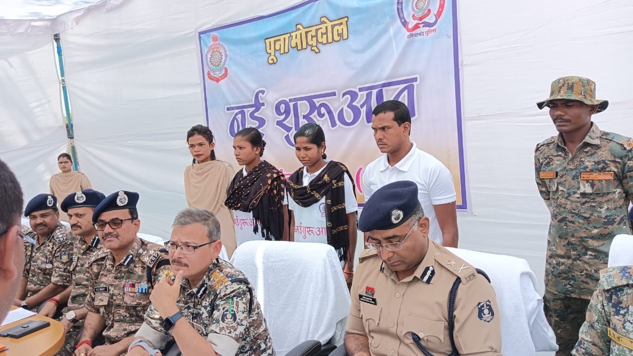 तीन इनामी नक्सलियों ने किया आत्मसमर्पण तीन इनामी नक्सलियों ने किया आत्मसमर्पण