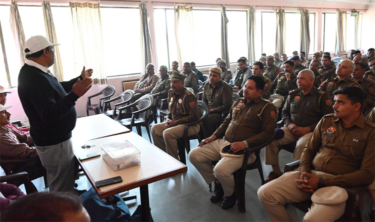 सोनीपत: पुलिस कर्मचारियों को आपातकालीन स्थिति         में फर्स्ट एड और सीपीआर का प्रशिक्षण देते हुए।