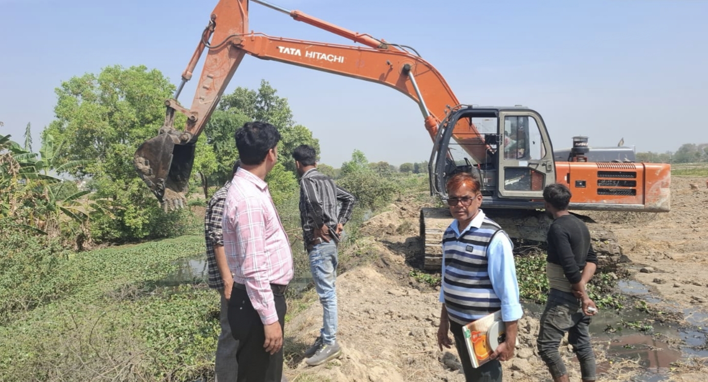 सिरसा नदी में होता कार्य सिरसा नदी में होता कार्य