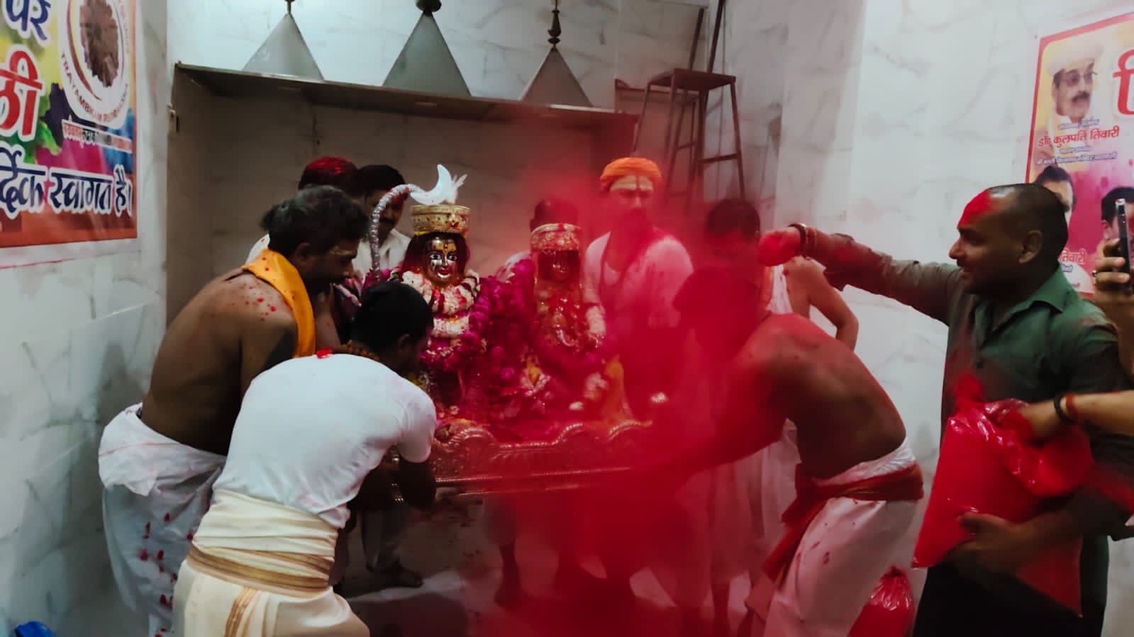 मंहत आवास से पालकी में गौरा को विदा कर ले जाते महादेव मंहत आवास से पालकी में गौरा को विदा कर ले जाते महादेव