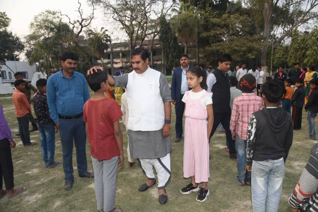 विधालय में आवासित बच्चो से जानकारी लेते मंत्री विधालय में आवासित बच्चो से जानकारी लेते मंत्री