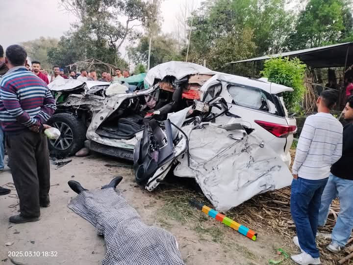 क्षतिग्रस्त कार।