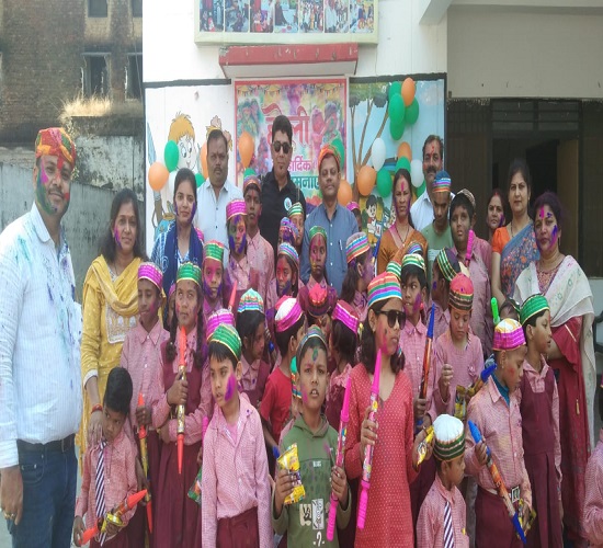 दिव्यांग बच्चों को पिचकारी वितरित करते हुए दिव्यांगजन विभाग के अधिकारी व बच्चों का छाया चित्र