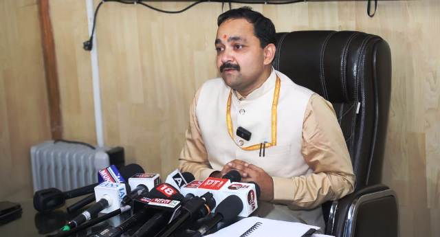 उत्तर रेलवे के सीपीआरओ हिमांशु शेखर उपाध्याय सोमवार को मीडिया से बातचीत करते हुए उत्तर रेलवे के सीपीआरओ हिमांशु शेखर उपाध्याय सोमवार को मीडिया से बातचीत करते हुए