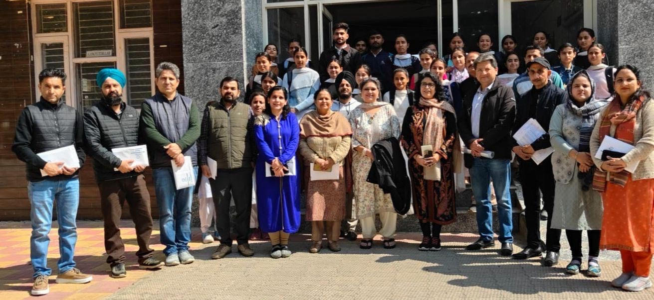 Nidhi Dogra Sharma, daughter of late Girdhari Lal Dogra, son of the soil, distributed financial aid to students Nidhi Dogra Sharma, daughter of late Girdhari Lal Dogra, son of the soil, distributed financial aid to students