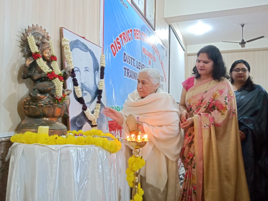 रेड क्रॉस शिविर के सोमवारी सत्र का दीप प्रज्वलित कर शुभारंभ करती डॉ. बाला धनखड़। रेड क्रॉस शिविर के सोमवारी सत्र का दीप प्रज्वलित कर शुभारंभ करती डॉ. बाला धनखड़।