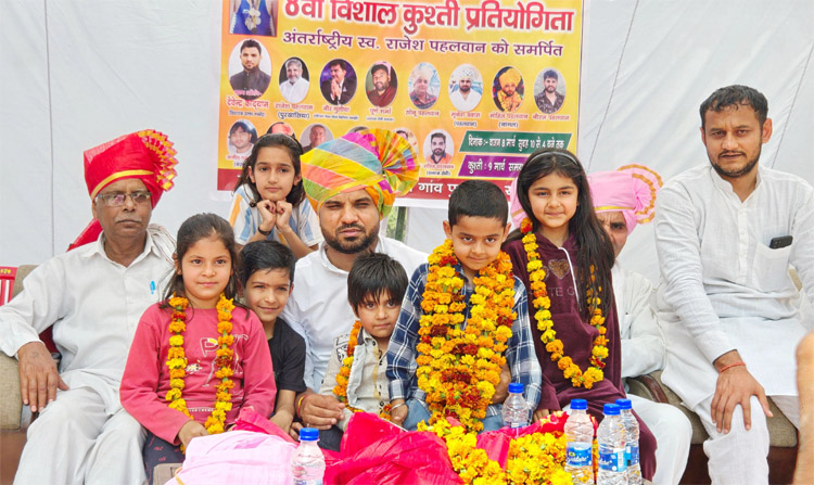 सोनीपत: पुरखास गांव के खेल स्टेडियम में एकादशी के अवसर पर कुश्ती प्रतियोगिता में विधायक देवेंद्र कादियान। सोनीपत: पुरखास गांव के खेल स्टेडियम में एकादशी के अवसर पर कुश्ती प्रतियोगिता में विधायक देवेंद्र कादियान।