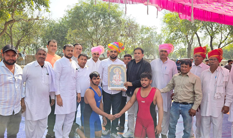 सोनीपत: पुरखास गांव के खेल स्टेडियम में एकादशी के अवसर पर कुश्ती प्रतियोगिता में विधायक देवेंद्र कादियान। सोनीपत: पुरखास गांव के खेल स्टेडियम में एकादशी के अवसर पर कुश्ती प्रतियोगिता में विधायक देवेंद्र कादियान।