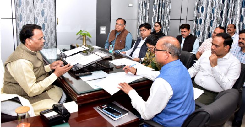 समीक्षा बैठक करते मंत्री नरेन्द्र कश्यप समीक्षा बैठक करते मंत्री नरेन्द्र कश्यप
