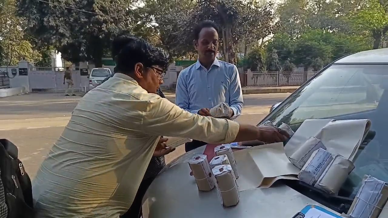 सैंपल की जांच करते अधिकारी सैंपल की जांच करते अधिकारी