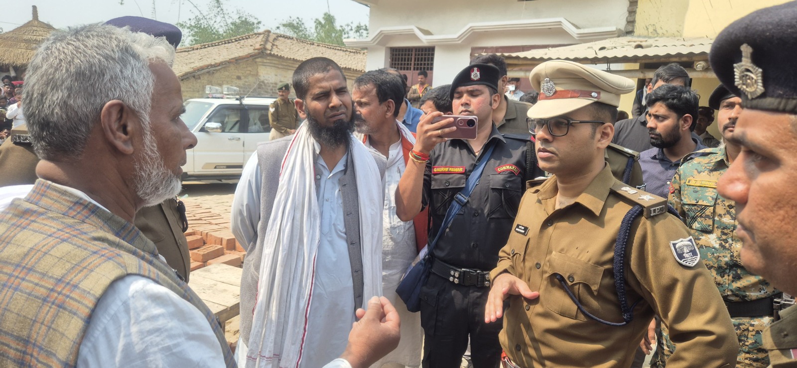 घटनास्थल का निरीक्षण करते एसपी घटनास्थल का निरीक्षण करते एसपी