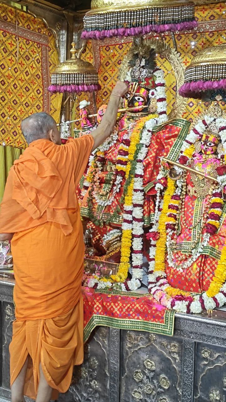 रंगभरी एकादशी पर ठाकुर जी को अर्पित की गुलाल रंगभरी एकादशी पर ठाकुर जी को अर्पित की गुलाल