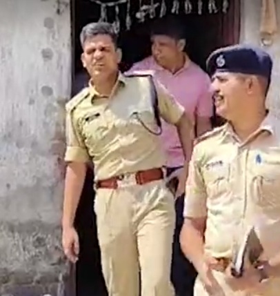 बोडेली तहसील के पाणेज गांव बच्ची की हत्या मामले में जांच करती पुलिस। बोडेली तहसील के पाणेज गांव बच्ची की हत्या मामले में जांच करती पुलिस।