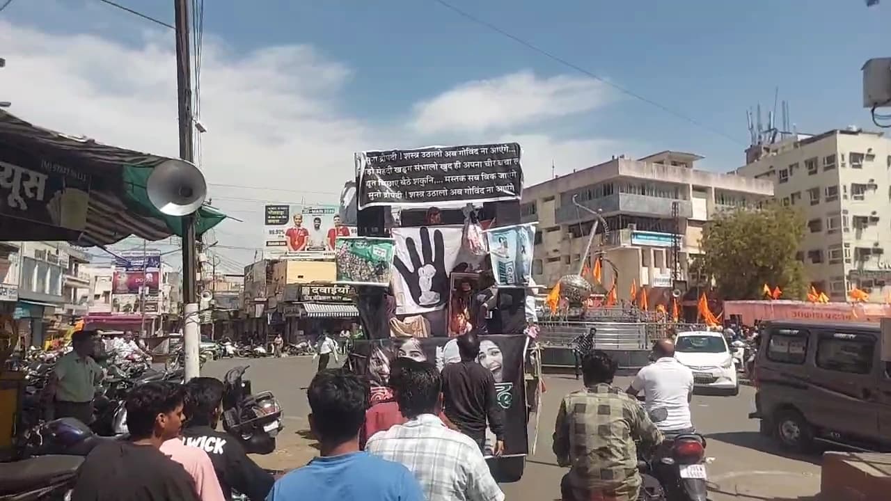 भीलवाड़ा बंद के दौरान महा आक्रोश रैली, लव जिहाद की झांकी बनी आकर्षण का केंद्र 4 भीलवाड़ा बंद के दौरान महा आक्रोश रैली, लव जिहाद की झांकी बनी आकर्षण का केंद्र 4