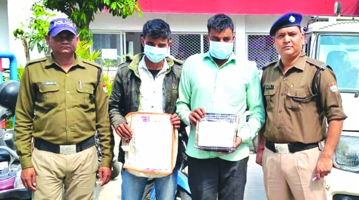 पुलिस गिरफ्त में आरोपित पुलिस गिरफ्त में आरोपित
